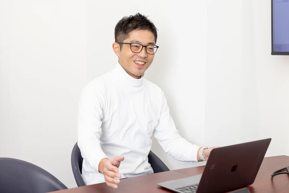 打ち合わせ中の笑顔