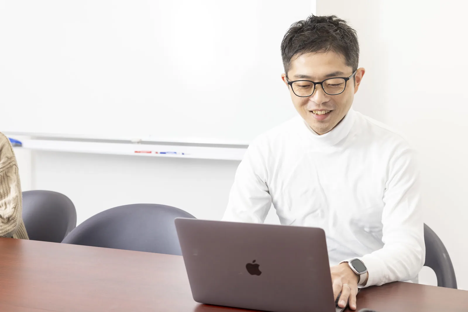 ノートPCで仕事に取り組むメンバー